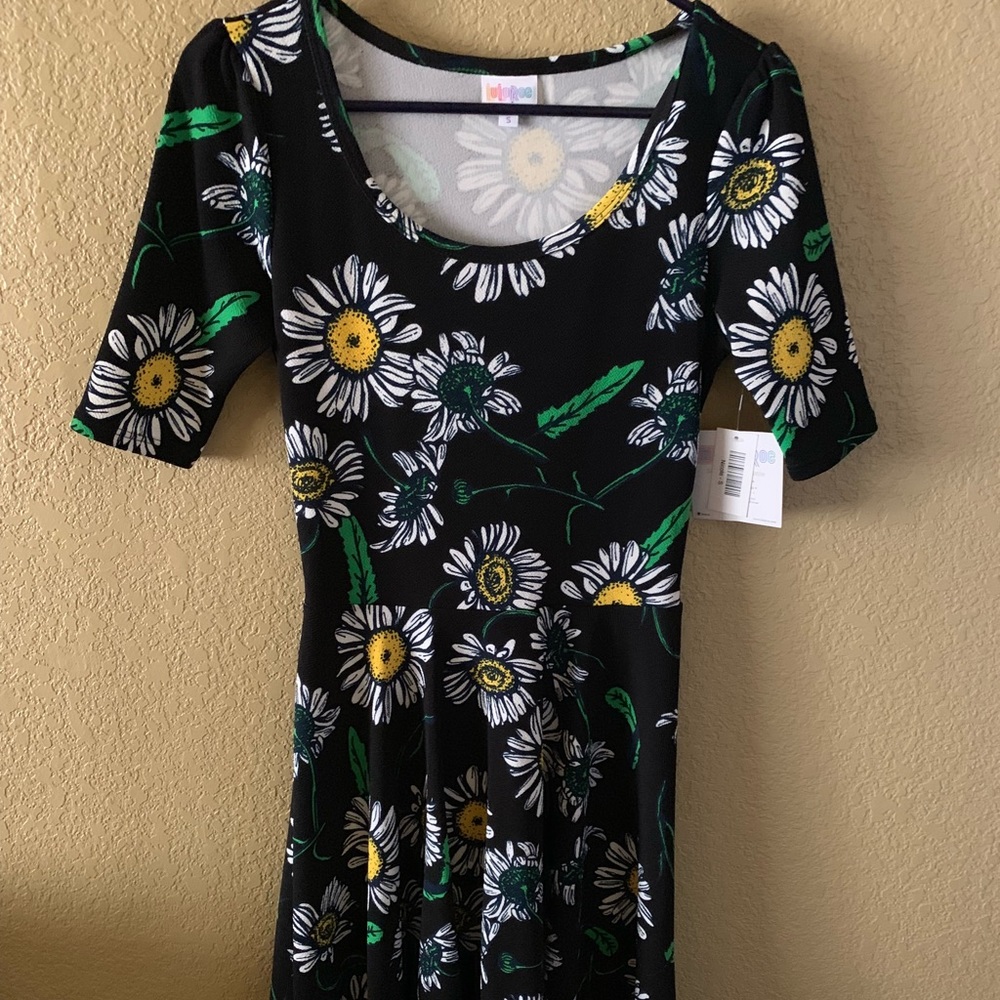 NWT....Lularoe Nicole dress. Size small.